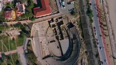 Eski bir amfitiyatronun kalıntılarının en üst görüntüsü. Tarragona, Katalonya, İspanya.