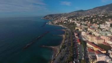 Gezinti güvertesinin ve Sanremo 'nun dalgakıranlarının havadan görünüşü.