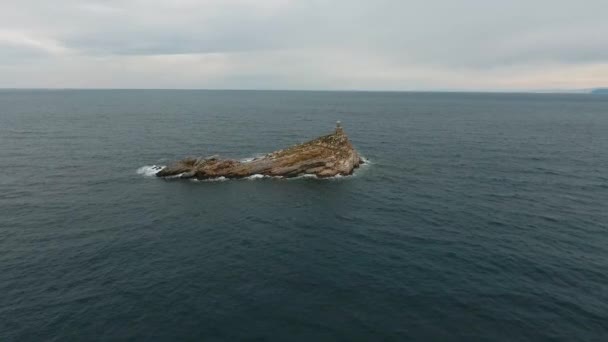 Luftaufnahme Der Insel Scoglietto Mit Einem Leuchtturm Der Nähe Der — Stockvideo