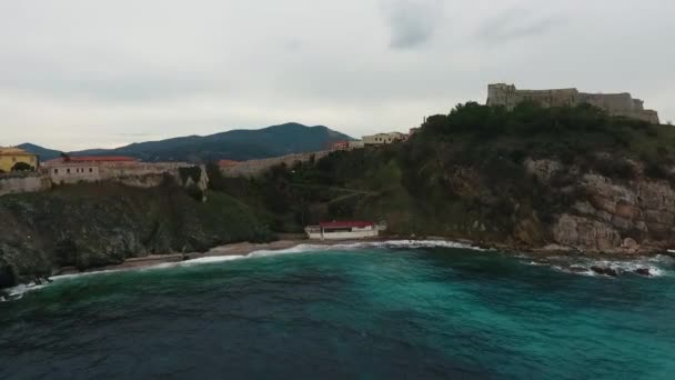 Luchtfoto Van Rotsachtige Kust Stadsmuur — Stockvideo