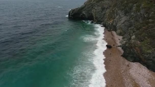 Αεροφωτογραφία Βραχώδους Ακτής Και Γαλαζοπράσινα Νερά Της Μεσογείου — Αρχείο Βίντεο