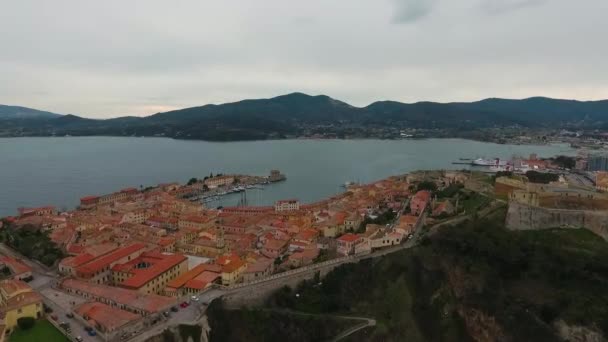 港口和中心城市波尔图费雷奥的航空图 意大利Elba岛 — 图库视频影像