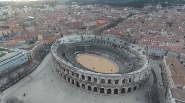 Fransa 'nın Nimes kentindeki eski Roma amfitiyatrosunun üzerinde uçuyor..