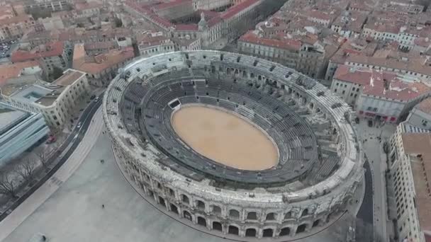 フランス ニームの旧ローマ時代の競技場を飛び越える — ストック動画