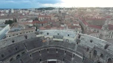 Fransa 'nın Nimes kentindeki eski Roma amfitiyatrosunun üzerinde uçuyor..