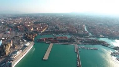 Livorno, İtalya 'nın deniz limanı ve marinasının panoramik hava manzarası.