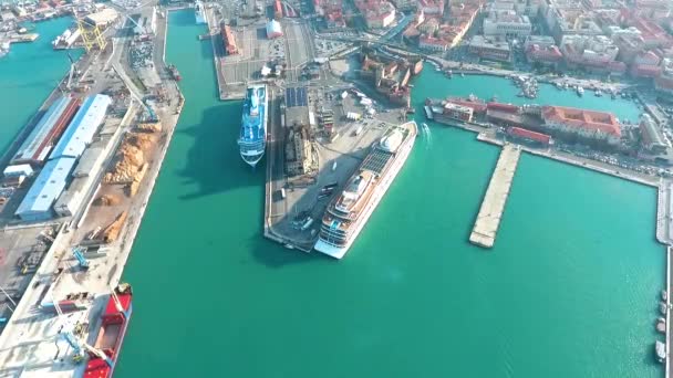 港口停泊的游轮的航景 — 图库视频影像