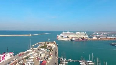 Ticari liman manzarası.