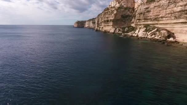Luftaufnahme Der Steilen Klippen Und Der Stadt Bonifacio Auf Der — Stockvideo