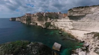 Korsika adasının dik kireçtaşı kayalıkları. Bonifacio görünümlü hava aracı görüntüleri.