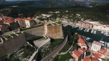 Korsika adasındaki yatlı iskelelerin ve Bonifacio kasabasının havadan görüntüsü..