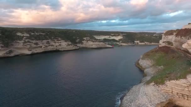 Luftaufnahme Vom Eingang Zur Bucht Von Bonifacio Auf Der Insel — Stockvideo
