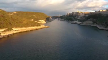 Fransa 'nın Korsika adasındaki Bonifacio Körfezi' nin günbatımı manzarası..