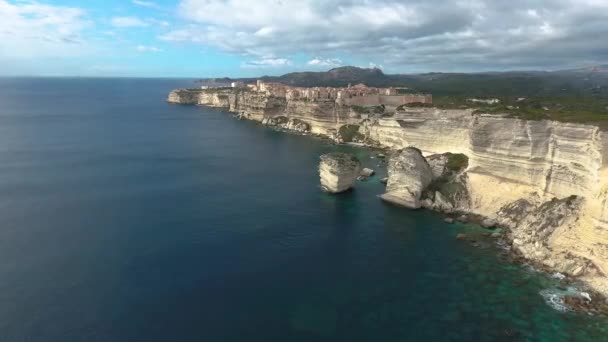 Vista Aérea Los Escarpados Acantilados Ciudad Bonifacio Isla Córcega Francia — Vídeo de stock