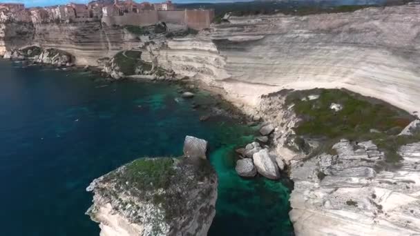 Vue Aérienne Des Falaises Escarpées Ville Bonifacio Sur Île Corse — Video