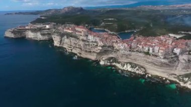 Fransa 'nın Korsika adasındaki sarp kayalıkların ve Bonifacio şehrinin havadan görünüşü.