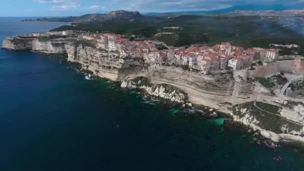 Luftaufnahme Der Steilen Klippen Und Der Stadt Bonifacio Auf Der — Stockvideo