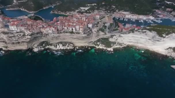 Vista Aérea Los Escarpados Acantilados Ciudad Bonifacio Isla Córcega Francia — Vídeos de Stock