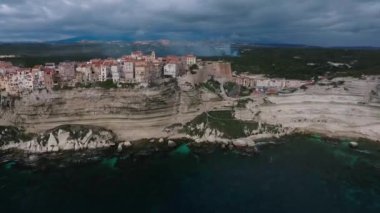 Fransa 'nın Korsika adasındaki sarp kayalıkların ve Bonifacio şehrinin havadan görünüşü.