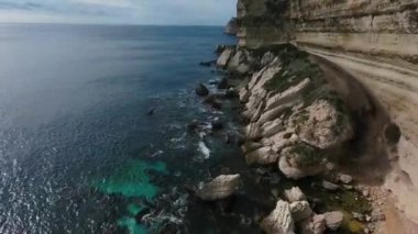 Korsika adasının kireçtaşı katmanlı kayalarının hava aracı görüntüleri..