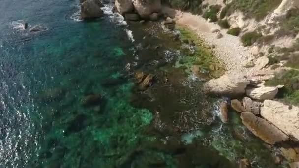 Flygfoto Över Den Steniga Stranden Med Bitar Stenar Nära Staden — Stockvideo