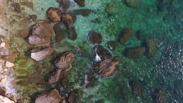 Pezzi Roccia Che Giacciono Nel Mare Vicino Alla Riva Dell — Video Stock