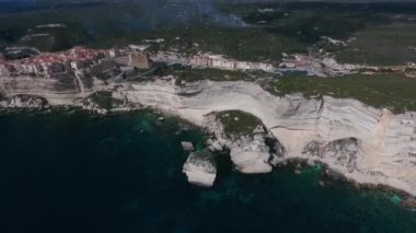 Korsika adasının dik kireçtaşı kayalıkları. Bonifacio görünümlü hava aracı görüntüleri.