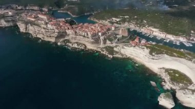 Fransa 'nın Korsika adasındaki sarp kayalıkların ve Bonifacio şehrinin havadan görünüşü.