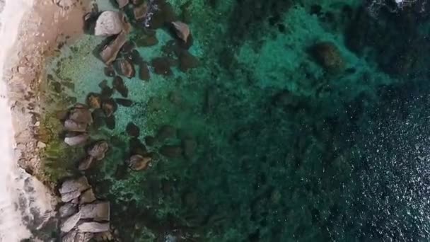 蓝绿色大海中岩石的无人机俯瞰的顶部 — 图库视频影像