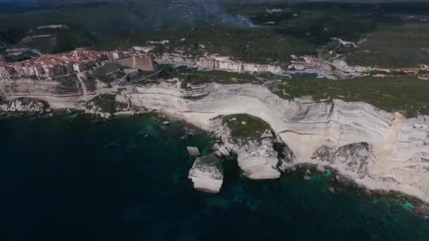 Steile Kalkstenen Kliffen Van Corsica Luchtfoto Drone Beelden Van Bonifacio — Stockvideo