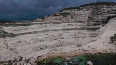 Korsika adasının kireçtaşı katmanlı kayalarının hava aracı görüntüleri..