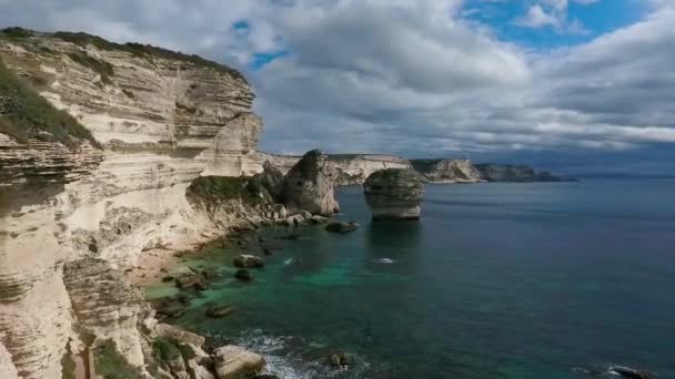 Uitzicht Vanuit Lucht Steile Kalkstenen Rotsen Van Corsica — Stockvideo