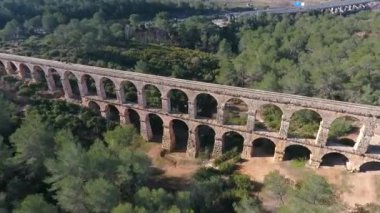 Antik Roma su kemerinin havadan görünüşü. Tarragona, İspanya.