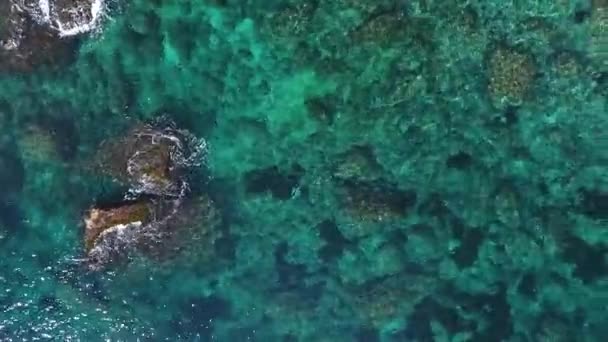 Bovenaanzicht Grote Rotsen Turquoise Zee — Stockvideo
