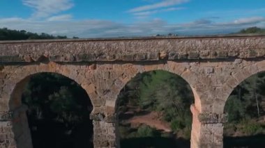 Antik Roma su kemerinin havadan görünüşü. Tarragona, İspanya.