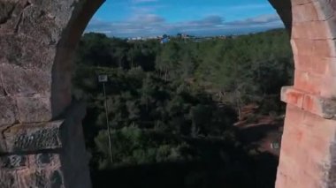 Romalı su kemerinin kemerinden geçen drone..