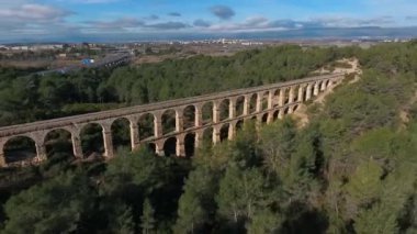 Antik Roma su kemerinin havadan görünüşü. Tarragona, İspanya.