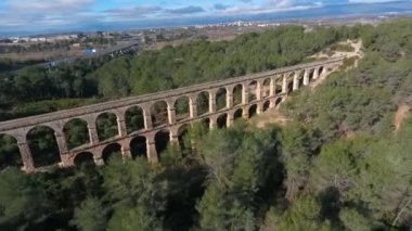Antik Roma su kemerinin havadan görünüşü. Tarragona, İspanya.