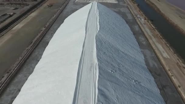 塩のピラミッドの上 空中風景 — ストック動画