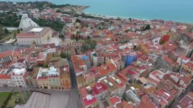 İspanya 'nın Tarragona kıyı bölgesinin havadan görünüşü. İnsansız hava aracının videosu.