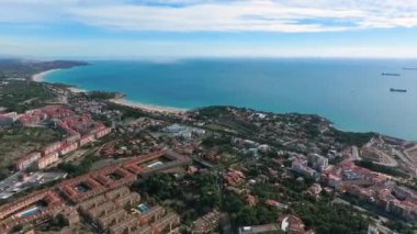 İspanya 'nın Tarragona kentinin kıyı şeridinin panoramik hava manzarası ve gemileri.