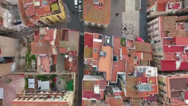飞越西班牙塔拉戈纳市旧城区的红色屋顶 顶部视图 — 图库视频影像
