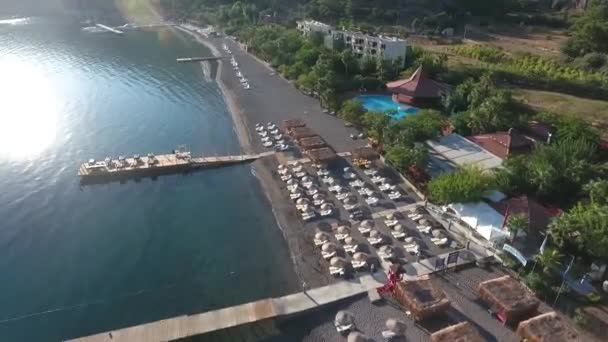 絵のように美しいトルコ湾クムブク ドローンの映像だ 桟橋とビーチで湾の景色 — ストック動画