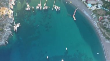 Yatlar için ranzaları olan Picturesque Körfezi. İHA 'dan üst görünüm.