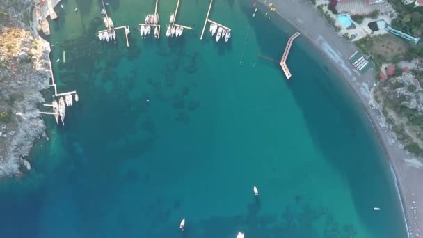Pintoresca Bahía Con Literas Para Yates Vista Superior Desde Dron — Vídeos de Stock