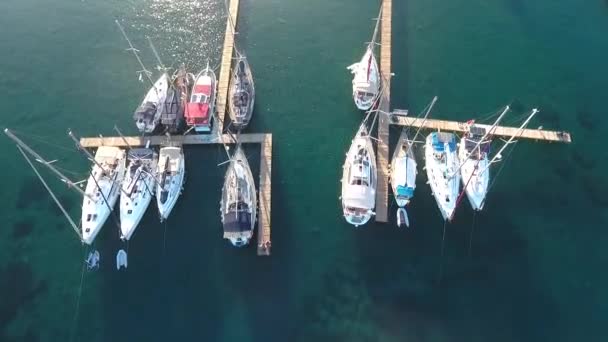 Barche Vela Sono Ormeggiati Molo Vista Dall Alto Dal Drone — Video Stock