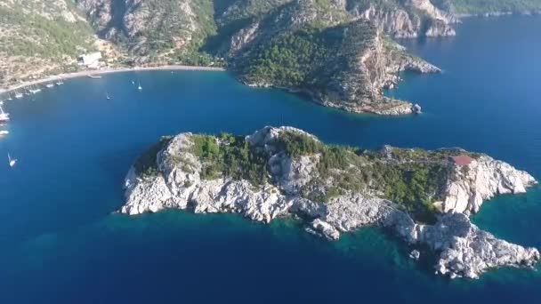 Isla Rocosa Mar Mediterráneo Filmación Del Dron — Vídeos de Stock