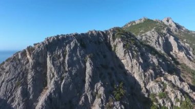 Denizin kenarındaki uçurumun havadan görünüşü.