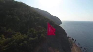 Kıyı tepesindeki Türkiye bayrağı. Hava görünümü.