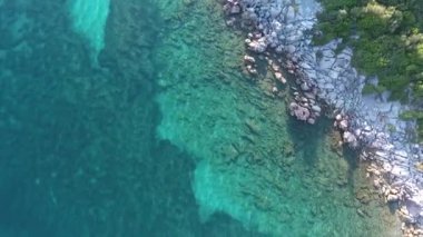 Yelkenli yatlar restoranın rıhtımına demirli. İHA 'dan üst görünüm.